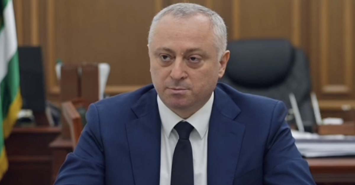 Аԥсны Ахада Бадра Гәынба ареспублика адәныҟатәи аполитика азҵаарақәа рзы аилацәажәара мҩаԥигеит