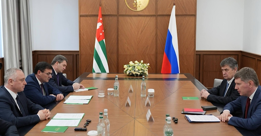 Аҳәынҭқарра Ахада Бадра Гәынба Урыстәыла аекономикатә ҿиара аминистр Максим Решетников диԥылеит