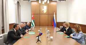 Аԥсны Ахада Бадра Гәынба Урыстәыла ақыҭанхамҩа аминистр Оксана Лут дылԥылеит