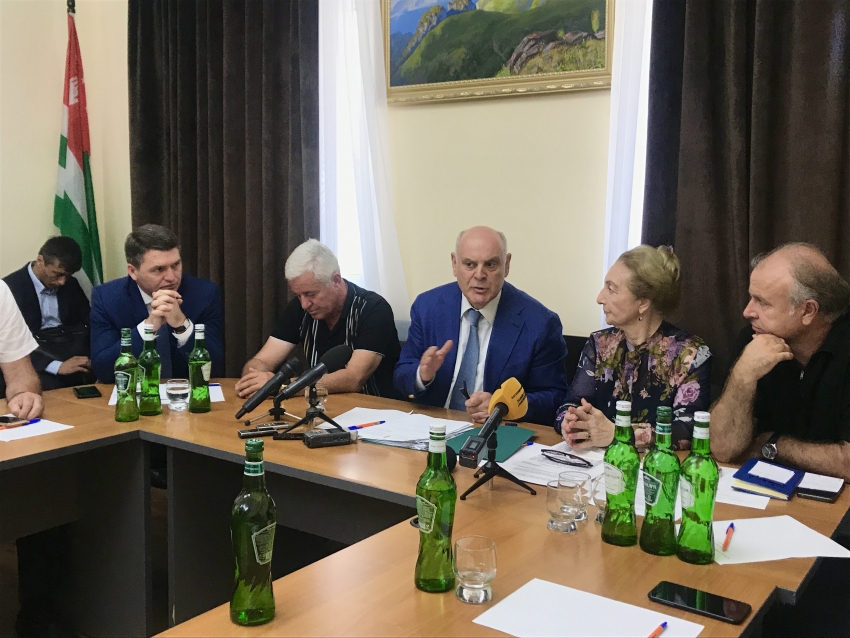 Аҧсны Ахада Аслан Бжьаниа имҩаҧигеит апресс-конференциа амассатә информациа ахархәагақәа русзуҩцәа алархәны