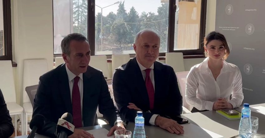 Адәныҟатәи аусқәа рминистр Олег Барцыц Ҭырқәтәылатәи ҳџьынџьуаа рделегациа идикылеит